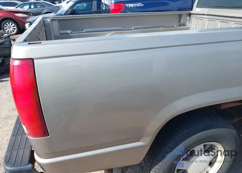 1998 Chevrolet C1500 Fleetside z USA, uszkodzony, nr VIN 1GCEC14W9WZ220727